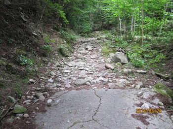 (25)かつて舗装された路が続くかと思えば岩と石の路.jpg