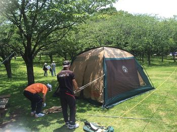 女性更衣室用ドーム型テント設営完了直前.jpg
